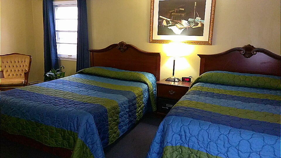 Family Suite Two Full Beds Non Smoking at Colonial Inn New Ulm in New Ulm